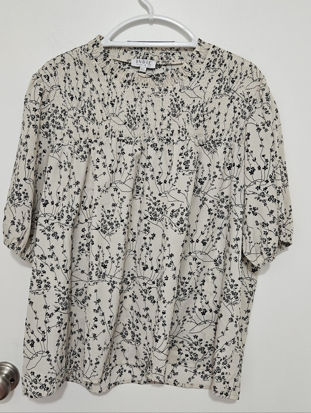 Indie & Co Cream & Black Women's Floral Smocked Short-Sleeve Top Size‎ XXL